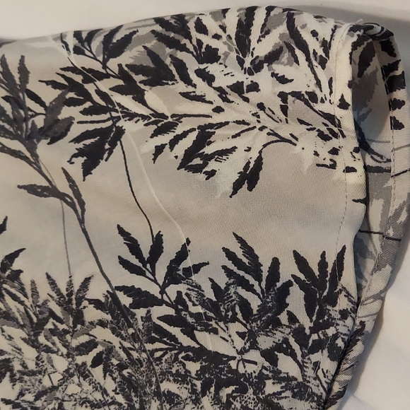 Banana Republic Ladies blouse cowl neck gray with black and white fern pattern - Picture 4 of 8